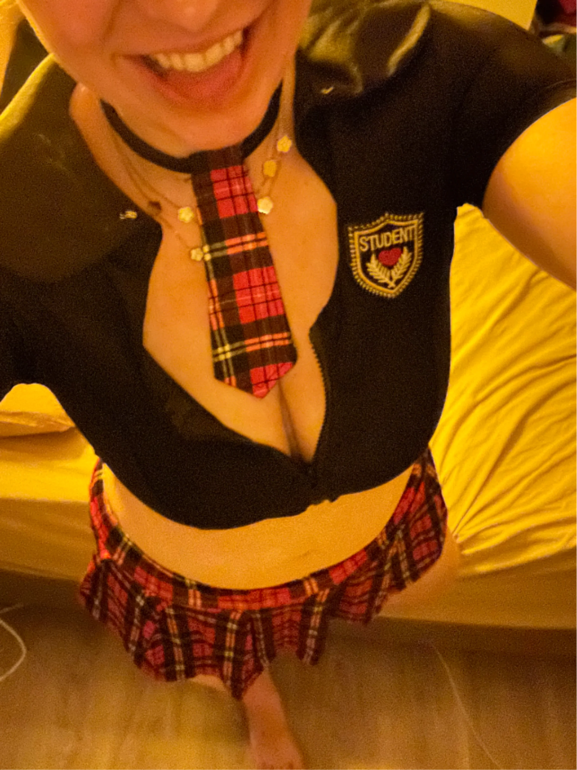 Regarde bien…
Tu crois pouvoir me faire obéir ?

J’adore suivre les rè...