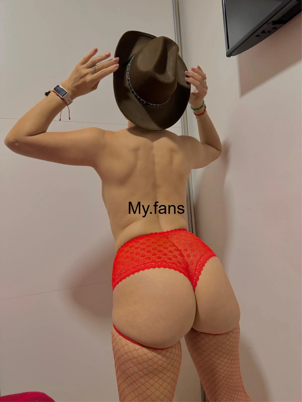 How does the hat look on me?